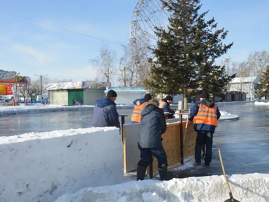 Большой каток начали заливать на стадионе имени Ленина