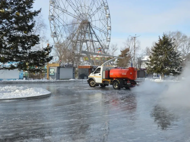 Большой каток начали заливать на стадионе имени Ленина