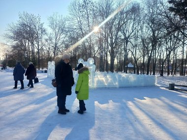 Бабушки и внуки на горках в парке Гагарина в Хабаровске: фото ледового городка