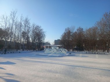 Бабушки и внуки на горках в парке Гагарина в Хабаровске: фото ледового городка