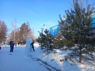 Бабушки и внуки на горках в парке Гагарина в Хабаровске: фото ледового городка